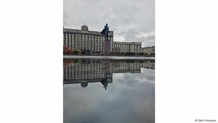 The largest monument to the leader of the October Revolution on Moscow Square