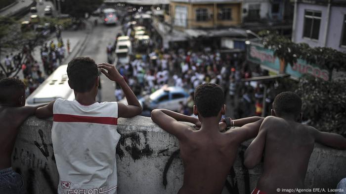 Jóvenes de la Favela Rocinha, en Rio, observan una confrontación entre habitantes y policías. Octubre 2017. (imago/Agencia EFE/A. Lacerda)