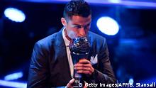 Cristiano Ronaldo gana quinto Balón de Oro y supera a Messi
