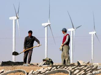 Chinesische Arbeiter vor einem Windenergiepark in der Provinz Gansu (Foto:ap)