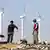 Chinesische Arbeiter vor einem Windenergiepark in der Provinz Gansu (Foto:ap)