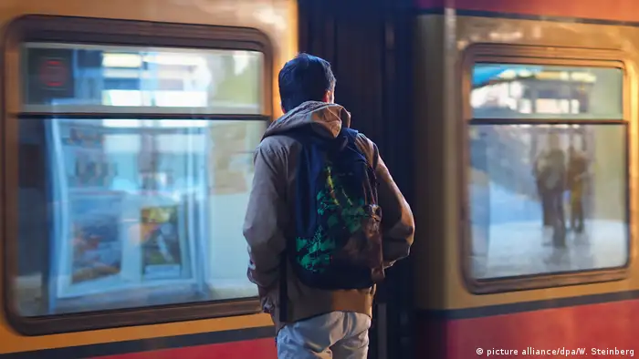 Deutschland Junger Migrant in der S-Bahn in Berlin