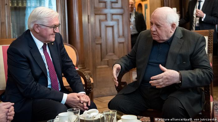 Russland Bundespräsident Frank-Walter Steinmeier mit dem ehemaligen Präsident der Sowjetunion, Michail Gorbatschow