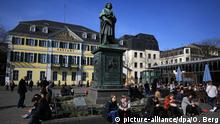 Eine Beethoven-Statue steht am 14.03.2017 in Bonn (Nordrhein-Westfalen) auf dem Münsterplatz vor dem Postamt. (zu dpa: «Abschied vom Weltstadt-Anspruch? Bonn sprengt sein Bonn-Center» vom 16.03.2017) Foto: Oliver Berg/dpa | Verwendung weltweit