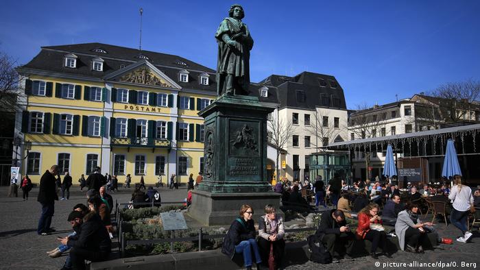 Bonn Beethoven-Statue auf dem Münsterplatz (picture-alliance/dpa/O. Berg)