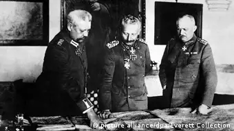 En 1917, le général Erich Ludendorff (à droite) est en première ligne de la stratégie militaire avec l'Empereur Guillaume II (milieu) et le général von Hindenbourg (à gauche) 