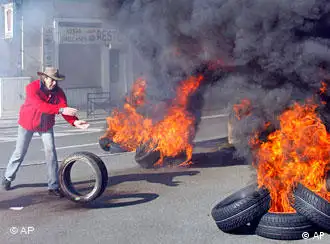 德国大陆轮胎公司法国子公司员工在示威中点燃汽车轮胎