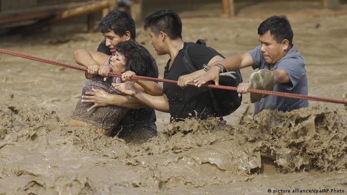 Peru Anwohner in Wasserflut in Lima (picture alliance/dpa/AP Photo)