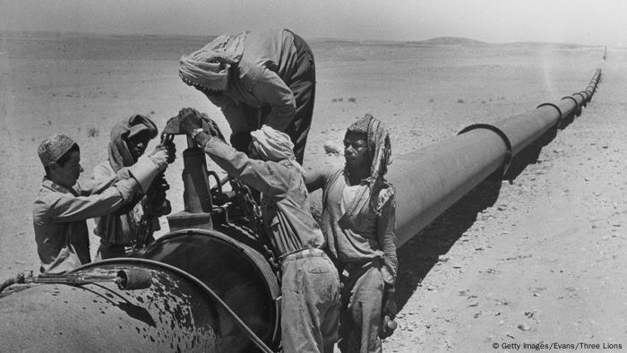 Laying of Saudi Arabian oil pipeline Laying of Saudi Arabian oil pipeline