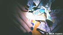 Das Symbolbild für: Serbien, Kreditkarte, Dinar, Geld, bargeldloser Zahlung. 