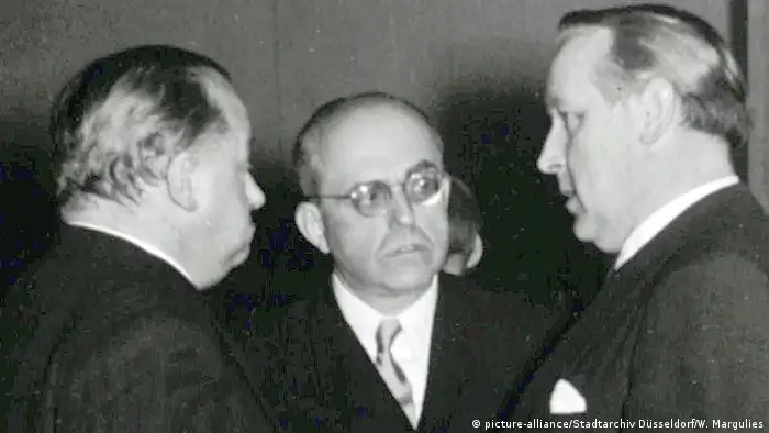 Photo of three men, one of them Hildebrand Gurlitt (Photo: picture-alliance/Stadtarchiv Düsseldorf/W. Margulies)