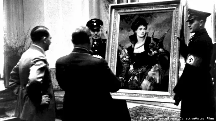 Hitler and Göring examine a painting (Photo: picture-alliance/Everett Collection/Actual Films)