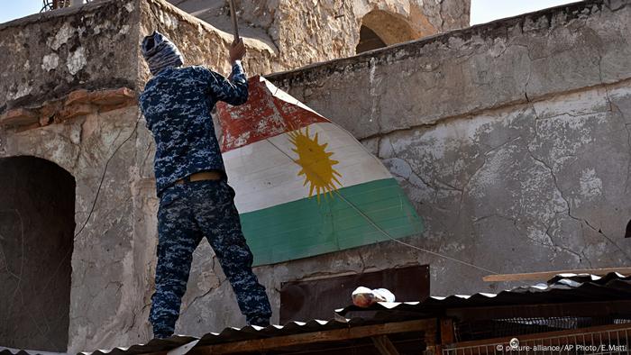 Irak Soldat entfernt ein Transparent mit kurdischer Flagge (picture-alliance/AP Photo/E.Matti)