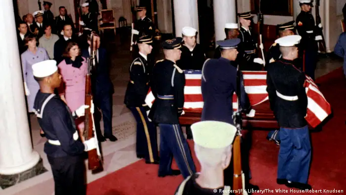 USA JFK Dokumente - Kennedys Leichnam wird ins Weißes Haus gebracht (Reuters/JFK Library/The White House/Robert Knudsen)