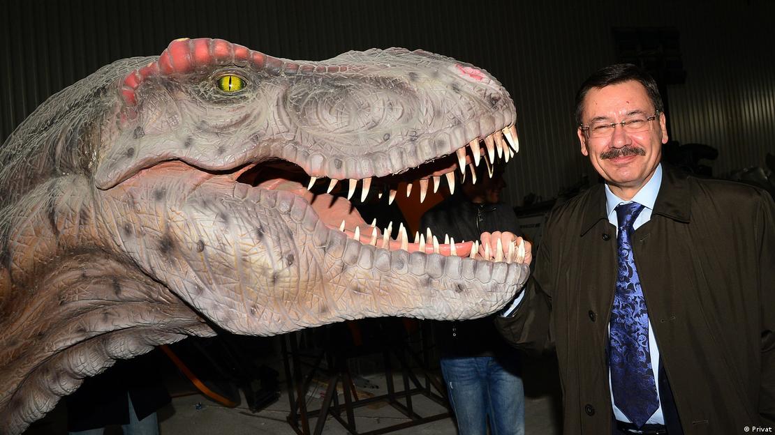 Eski Ankara Büyükşehir Belediye Başkanı Melih Gökçek Ankapark'taki dinazor heykeliyle