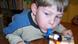 Expertiment in der Schule: Kind pustet ein Windturbinen-Modell an. (Foto: Lydia Heller) Expertiment in der Schule: Kind pustet ein Windturbinen-Modell an. (Foto: Lydia Heller)