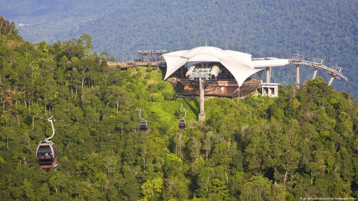 Tourists stranded in cable car accident on Langkawi DW 02/19/2018