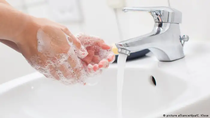 Eine Frau wäscht sich ihre Hände