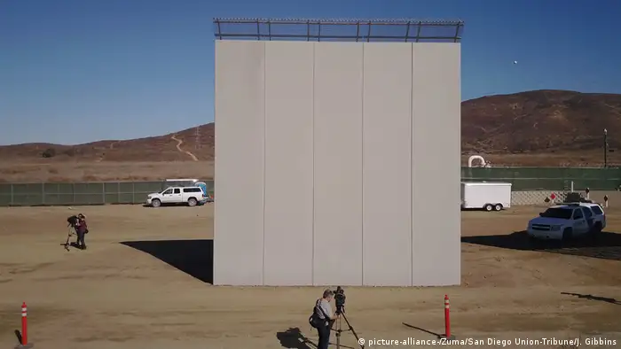 USA San Diego - Prototyp geplanter Mauer zu Mexiko