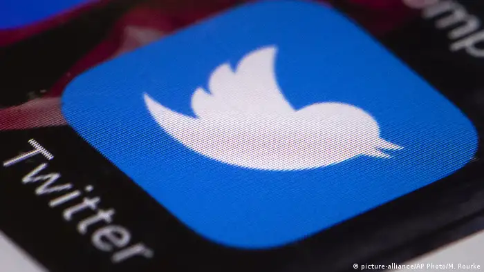 Twitter Logo displayed on a cellphone (picture-alliance/AP Photo/M. Rourke)