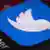 Symbolbild - Twitter Logo auf Handydisplay