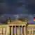 Deutschland Berlin - Reichtstagsgebäude mit dunklen Wolken