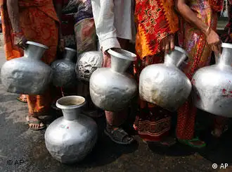 世界水日 孟加拉取水妇女