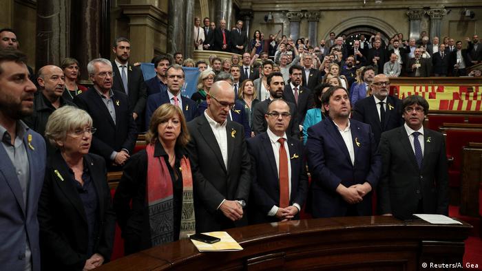 Spanien Barcelona - Katalanische Regierung und Abgeordnete singen Nationalhymne von Katalonien