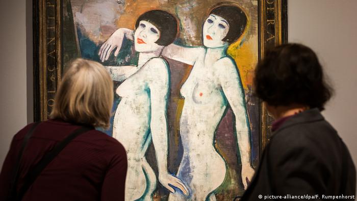 Zwei Frauen stehen vor dem Gemälde Tiller Girls von Karl Hofer in Frankfurt am Main in der Schirn Kunsthalle