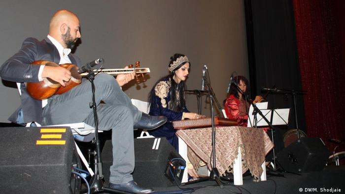 اجرای موسیقی سنتی توسط گروهی ایرانی