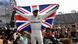 Lewis Hamilton hält in seinen ausgebreiteten Armen die britische Fahne hoch (Foto: Getty Images/AFP/A. Estrella) Lewis Hamilton hält in seinen ausgebreiteten Armen die britische Fahne hoch (Foto: Getty Images/AFP/A. Estrella)
