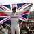Lewis Hamilton hält in seinen ausgebreiteten Armen die britische Fahne hoch (Foto: Getty Images/AFP/A. Estrella)