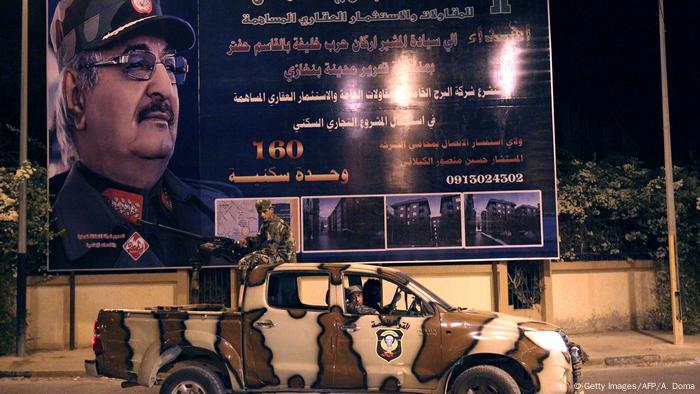Libyen Khalifa Haftar LNA Poster (Getty Images/AFP/A. Doma)