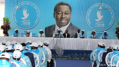 Ein überlebensgroßes Portrait von Faure Gnassingbé (DW/N. Tadegnon)