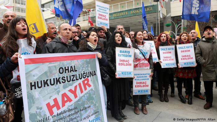 Protestas públicas contra el despido arbitrario de científicos en Turquía.