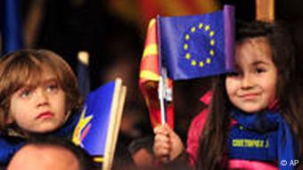 Kinder mit Europa-Fähnchen in der Hand (Foto: AP)