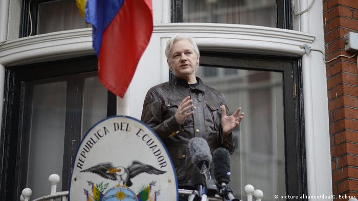 Balkon-Galerie Julian Assange in der Botschaft Ecuadors