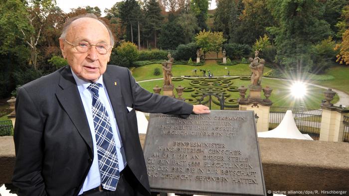 Hans-Dietrich Genscher sur le balcon de l'ambassade d'Allemagne à Prague 2009