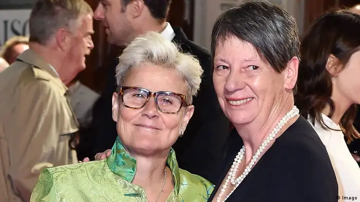 Deutschland Umweltministerin Barbara Hendricks mit Ehefrau Valerie Vauzanges