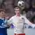Der Hamburger Marcell Jansen fixiert den Ball, den er mit der Brust annehmen will. Schalkes Benedikt Höwedes kann einen Schritt hinter Jansen nur zuschauen (Foto: AP)