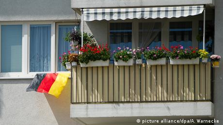 В Германия се търсят най-вече къщи или жилища под наем. Собствениците на недвижим имот си остават малцинство: съотношението е 42% срещу 58% в полза на живеещите под наем, според данните за 2018 година. Така Германия се оказва страната с най-малък дял собственици на недвижими имоти в целия ЕС. Начело е Румъния, където 96% от населението притежават собствен дом.