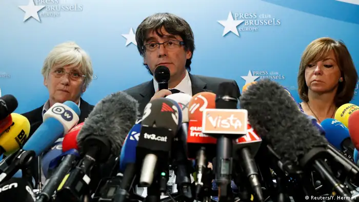 El expresidente de Cataluña, Carles Puigdemont, confirmó en Bruselas la huida de parte del que fuera su Ejecutivo, y aunque aseguró que enfrentará a la Justicia, se quedará en Bélgica, por seguridad. 