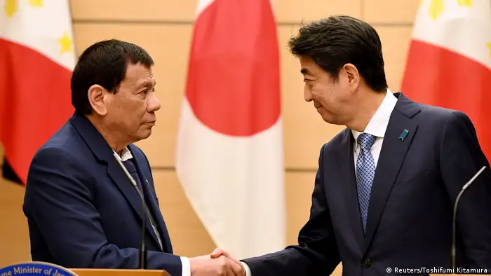 Rodrigo Duterte, Präsident der Phlippinen, und Japans Premier Shinzo Abe in Tokio