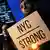 Homem segura cartaz após atentado em Nova York: "Nova York forte"