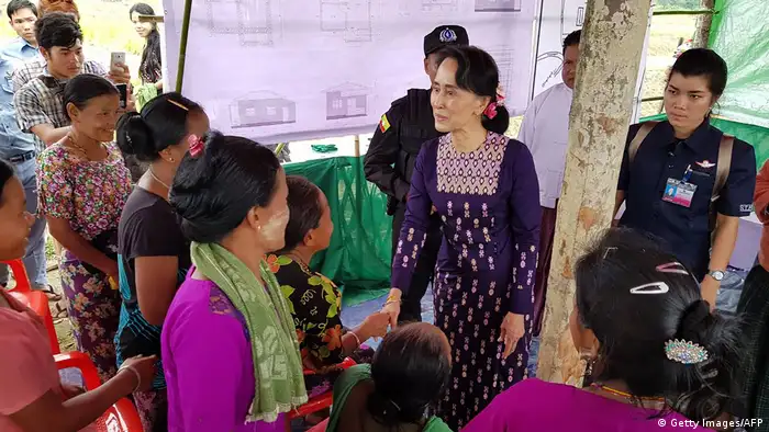 Myanmar Rakhine Treffen Aung San Suu Kyi mit Myo Angehörigen (Getty Images/AFP)