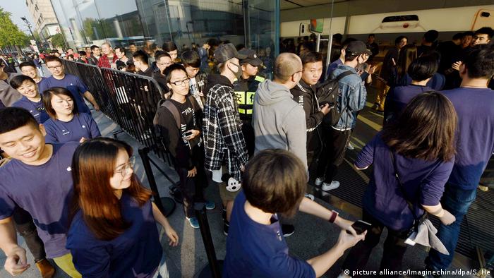 China Schlangen vor Apple-Stores vor Verkaufsstart von iPhone X 