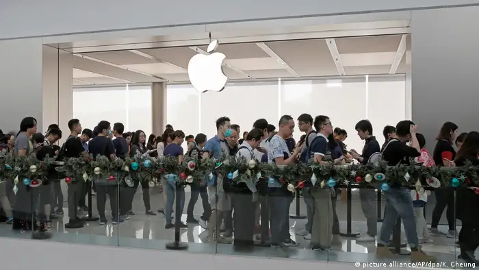 China Schlangen vor Apple-Stores vor Verkaufsstart von iPhone X (picture alliance/AP/dpa/K. Cheung)