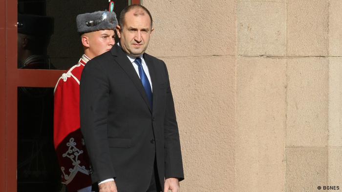 Вместо политическо лидерство в сложна за България ситуация, президентът демонстрира