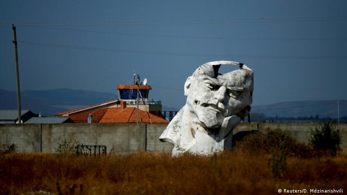 Bildergalerie Oktoberrevolution Denkmäler Georgien (Reuters/D. Mdzinarishvili )