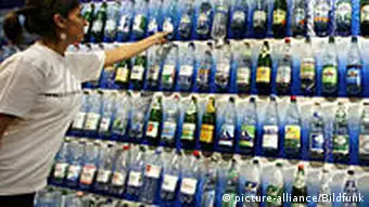 Mineralwasser Regal mit Wasserflaschen